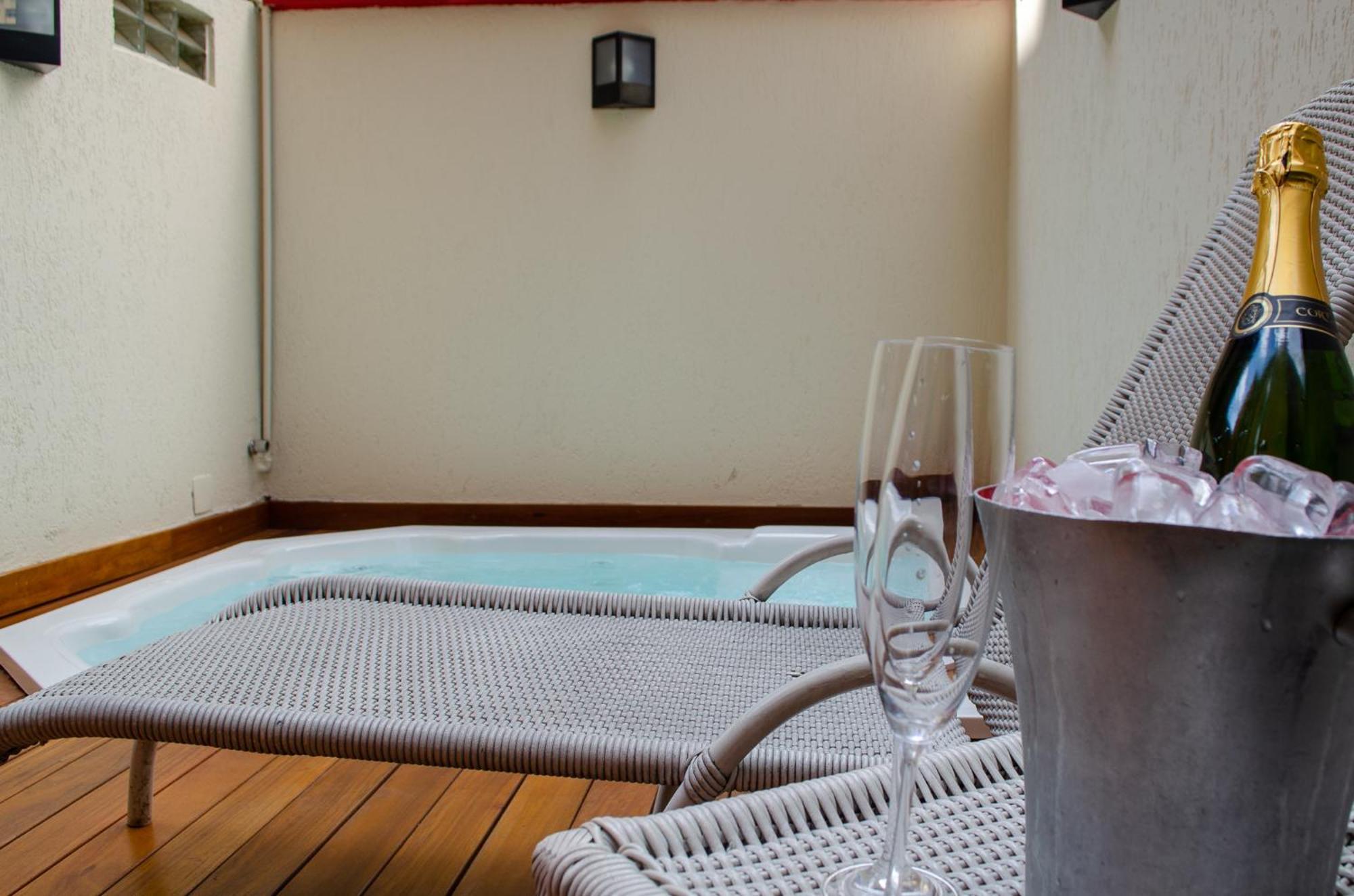 Royal Boutique Savassi Hotel Belo Horizonte Extérieur photo A private hot tub at a hotel