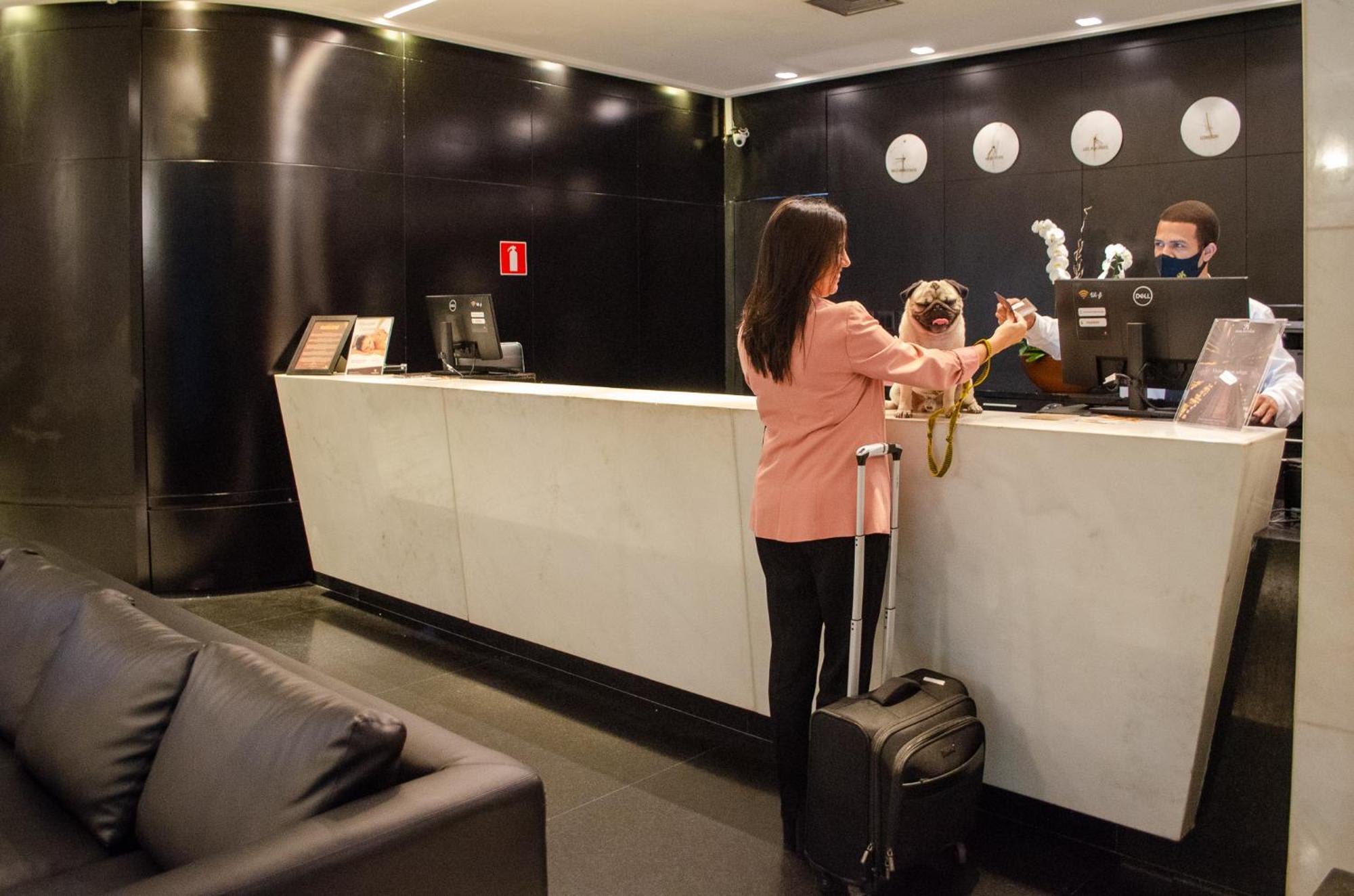 Royal Boutique Savassi Hotel Belo Horizonte Extérieur photo A hotel receptionist at work